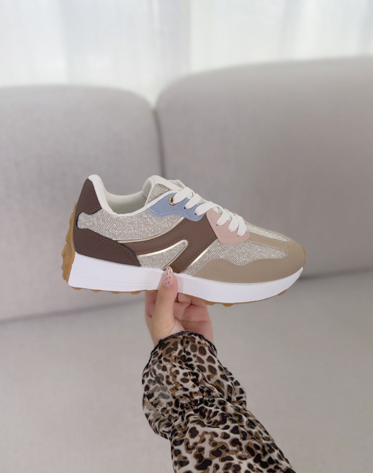 Baskets femme beige foncé tendance à empiècements multicolores et plateforme épaisse blanche