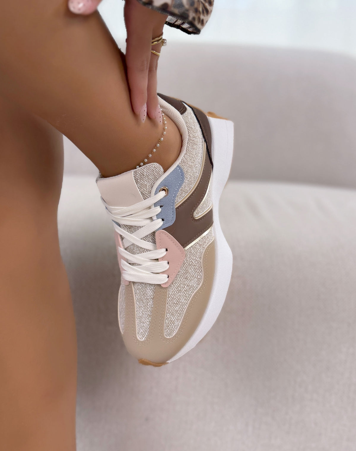 Baskets femme beige foncé tendance à empiècements multicolores et plateforme épaisse blanche