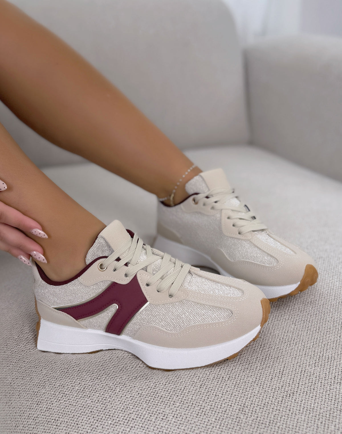 Baskets femme beige tendance à bandes bordeaux et plateforme épaisse blanche