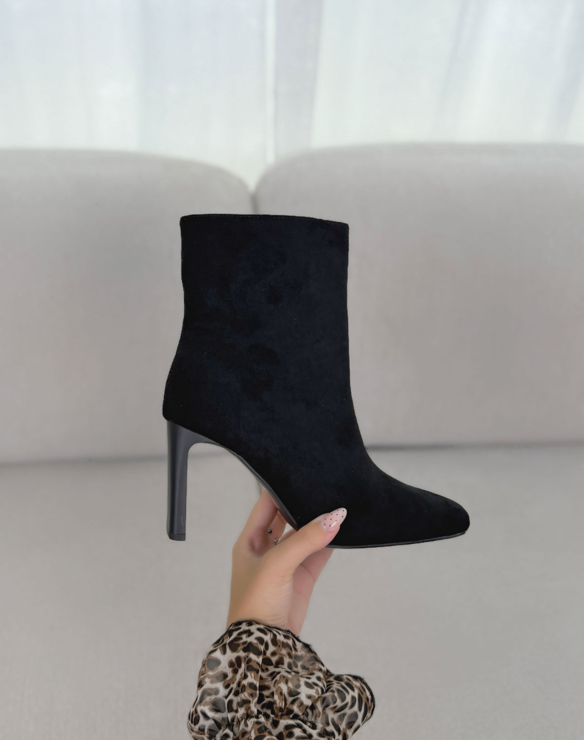 Bottines femme noires élégantes en suédine à talon haut et bout pointu