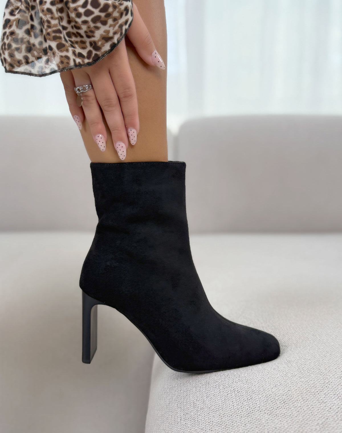 Bottines femme noires élégantes en suédine à talon haut et bout pointu