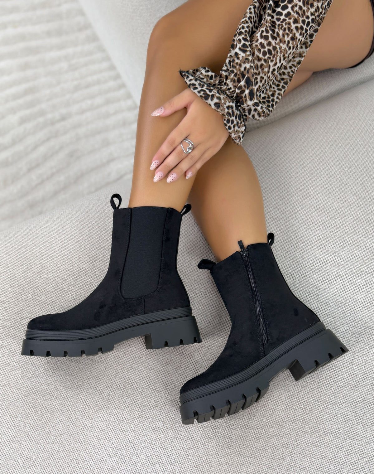 Bottines femme noires tendance en suédine style Chelsea à semelle crantée et talon épais