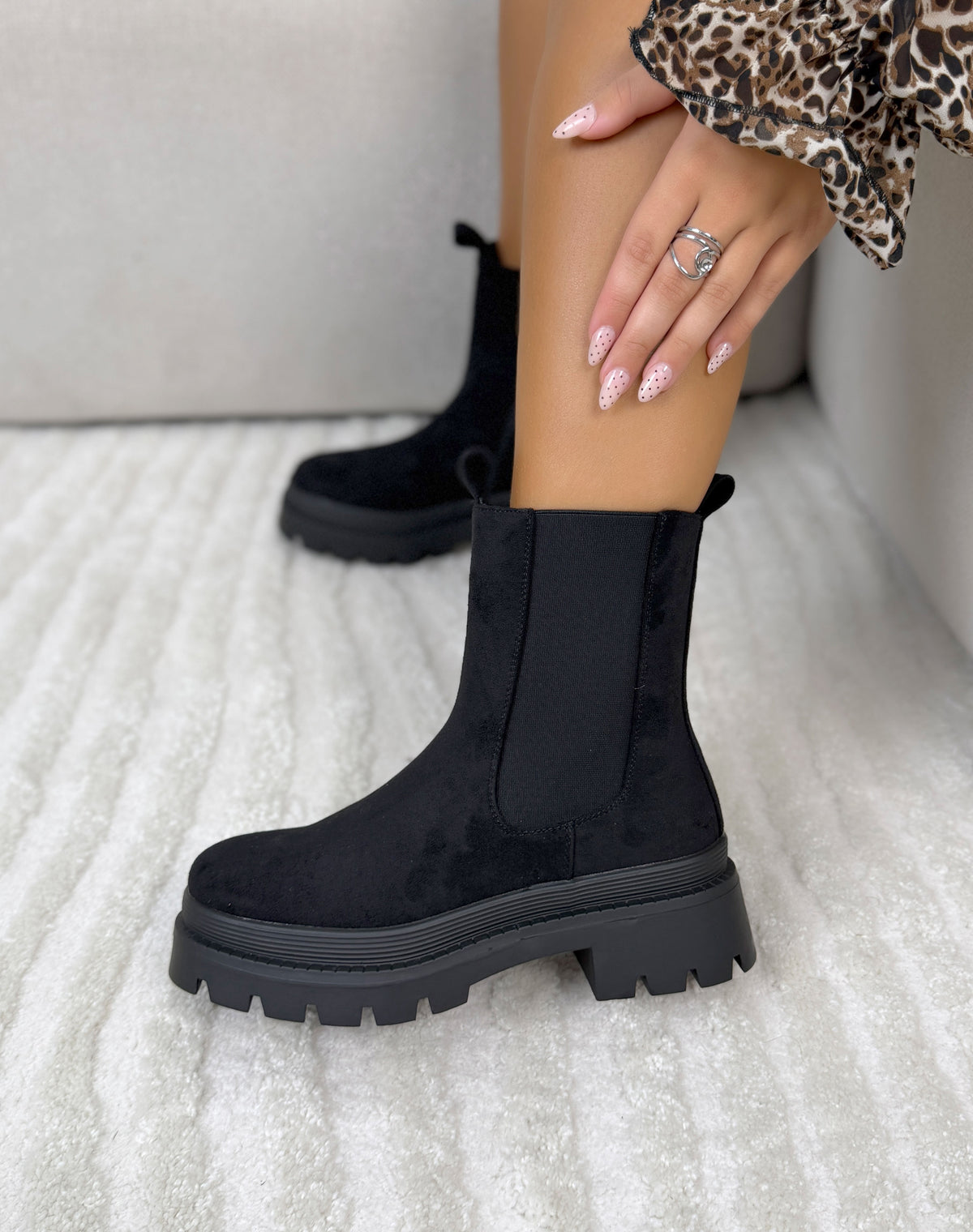 Bottines femme noires tendance en suédine style Chelsea à semelle crantée et talon épais