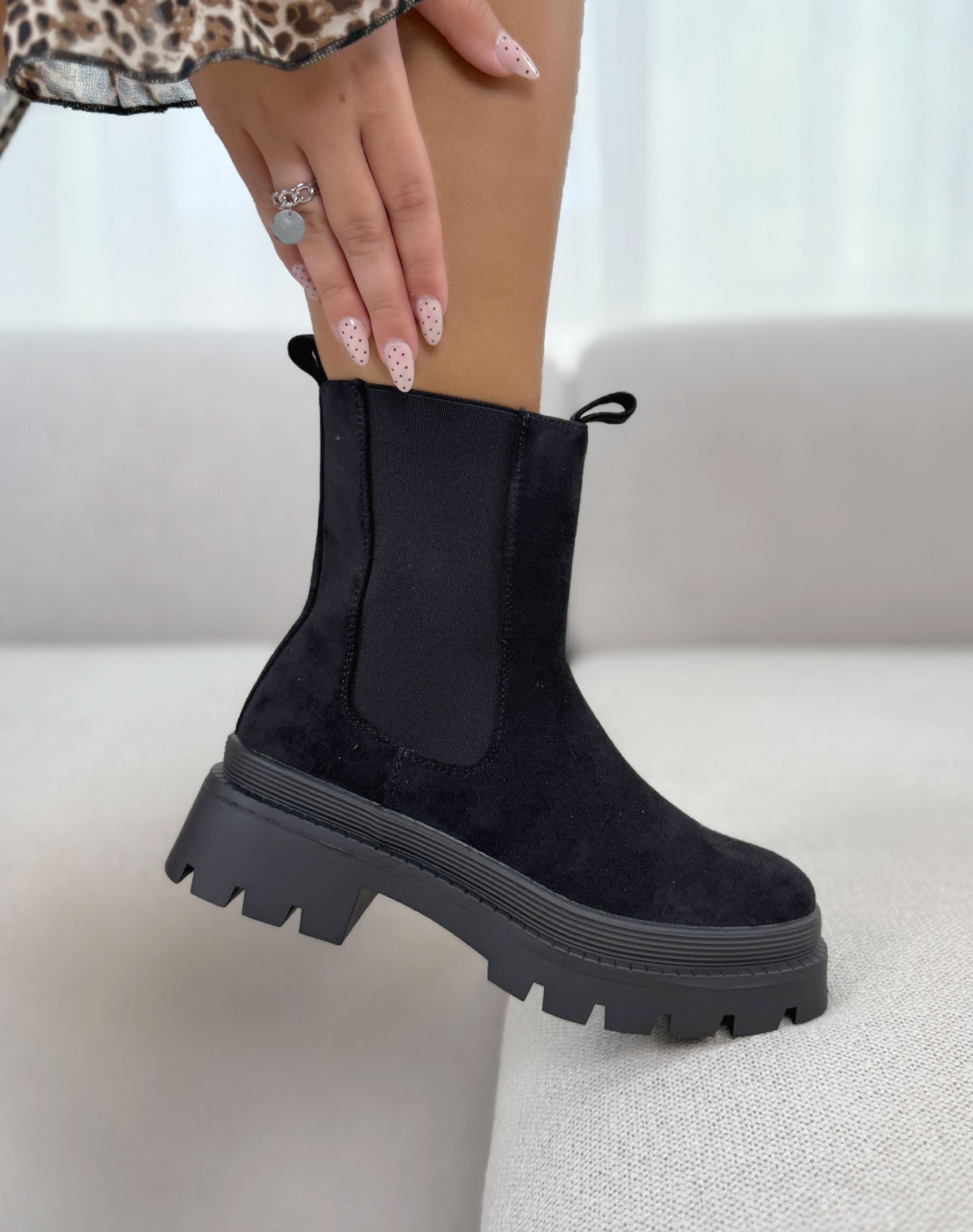 Bottines femme noires tendance en suédine style Chelsea à semelle crantée et talon épais