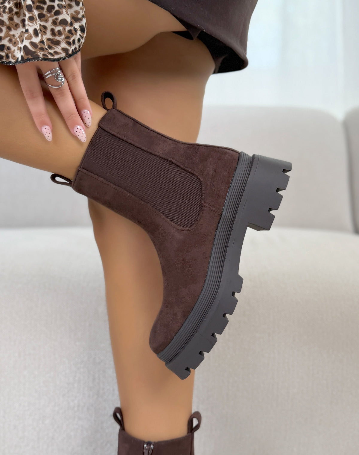 Bottines femme marron tendance en suédine style Chelsea à semelle crantée et talon épais