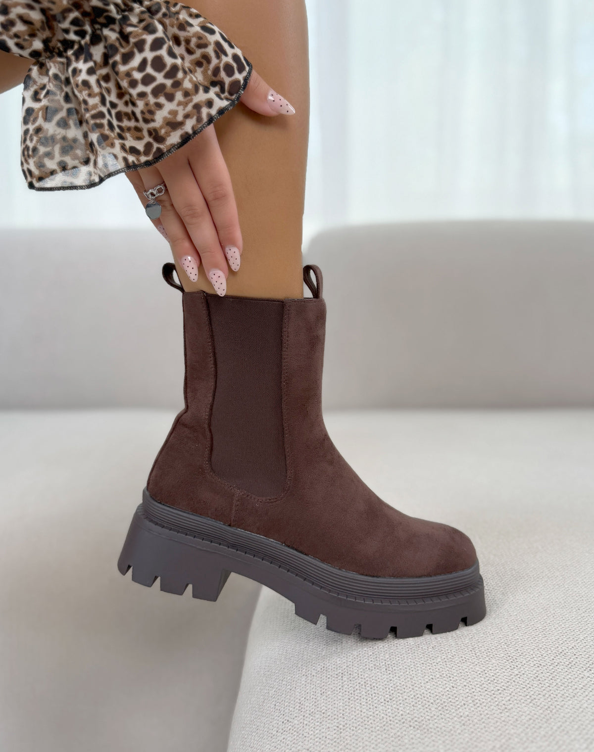 Bottines femme marron tendance en suédine style Chelsea à semelle crantée et talon épais