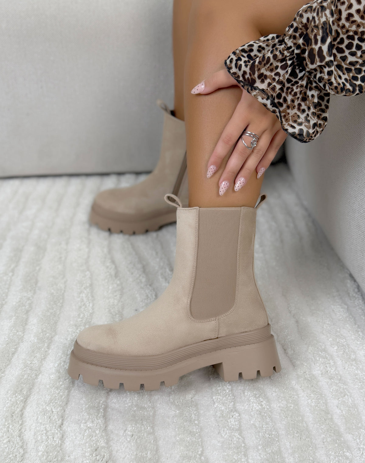Bottines femme beiges tendance en suédine style Chelsea à plateforme et semelle crantée