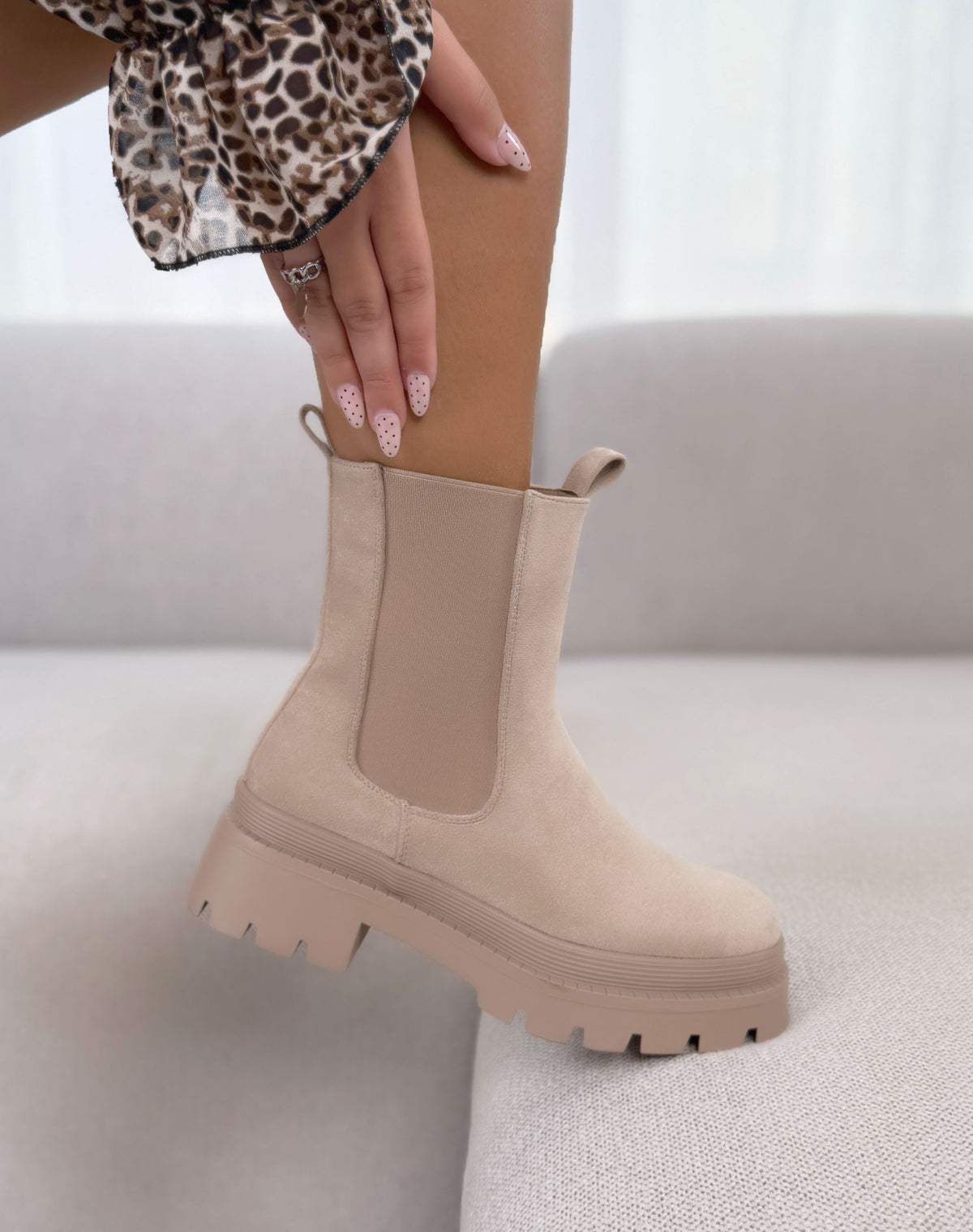 Bottines femme beiges tendance en suédine style Chelsea à plateforme et semelle crantée