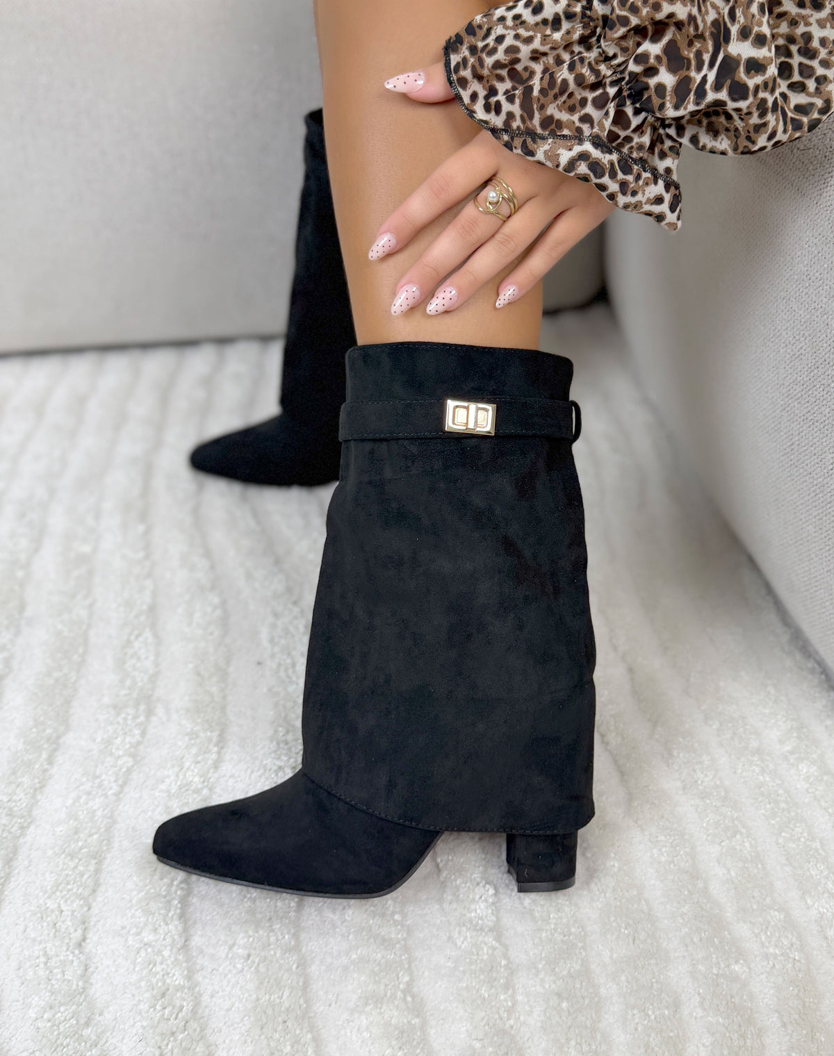 Bottines femme noires élégantes en suédine à revers, boucle dorée et talon haut épais