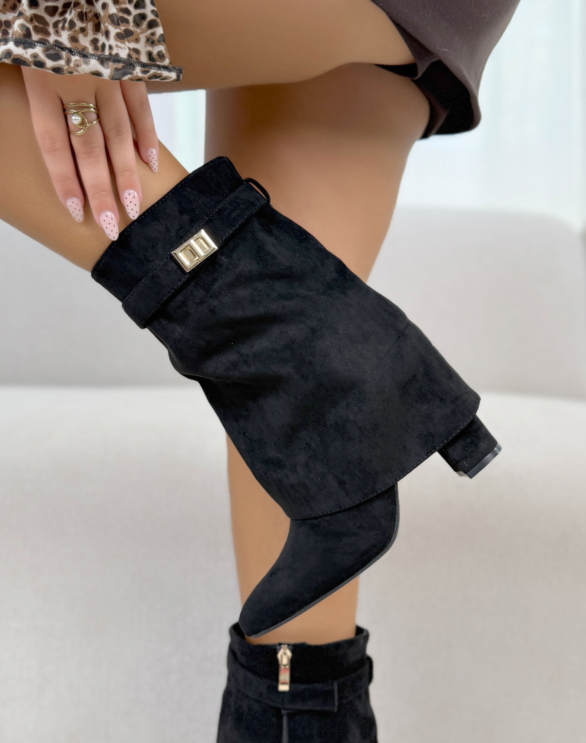 Bottines femme noires élégantes en suédine à revers, boucle dorée et talon haut épais