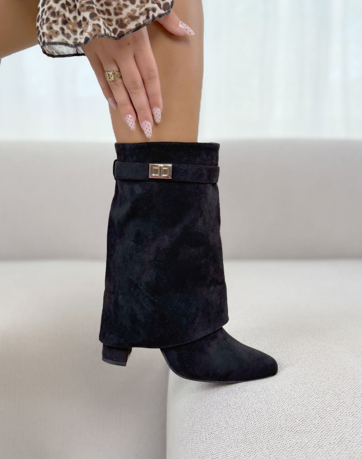Bottines femme noires élégantes en suédine à revers, boucle dorée et talon haut épais
