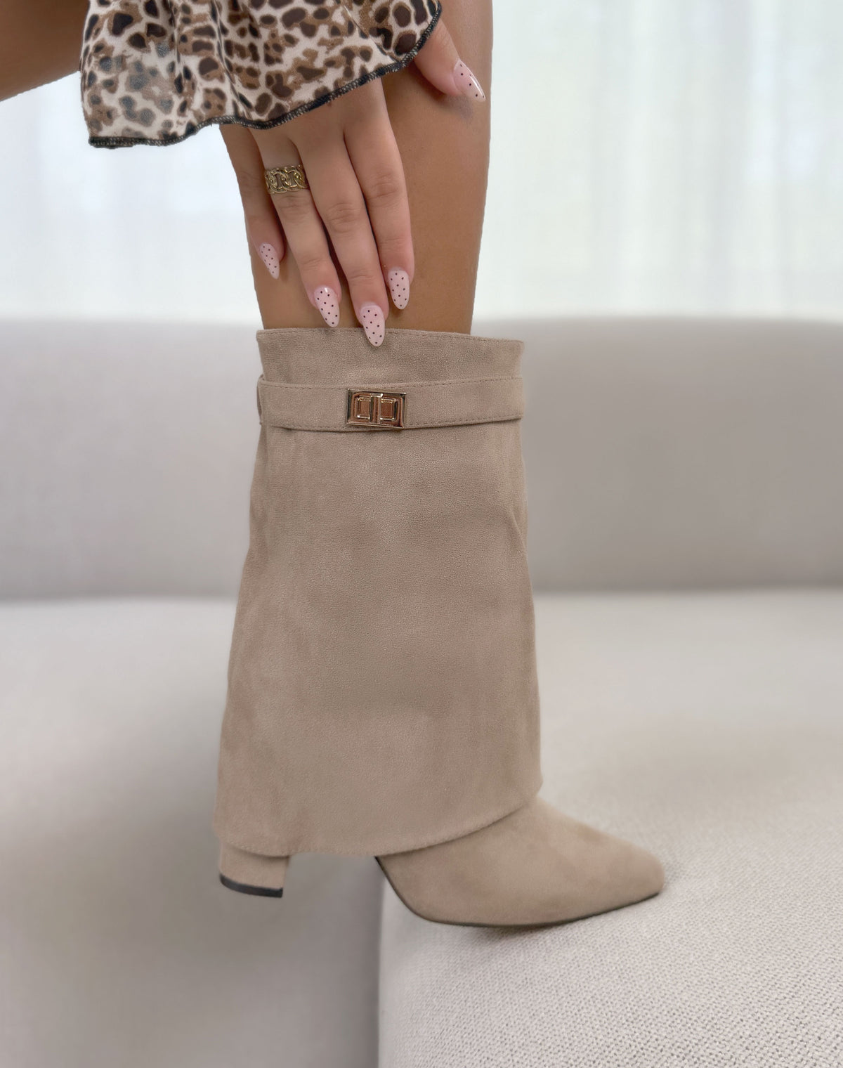 Bottines femme taupe élégantes en suédine à revers, boucle dorée et talon haut épais