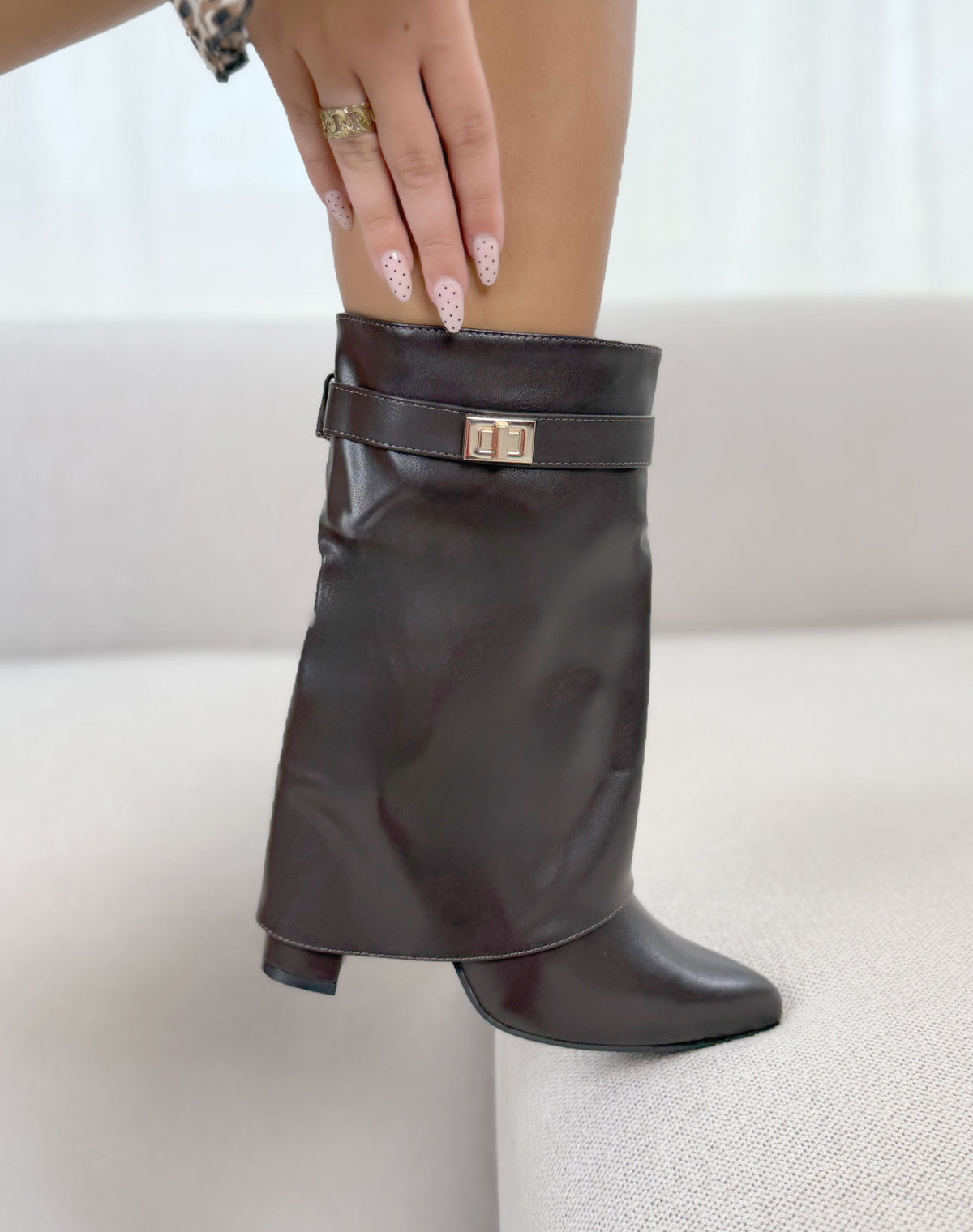 Bottines femme marron élégantes à revers, boucle dorée et talon haut épais