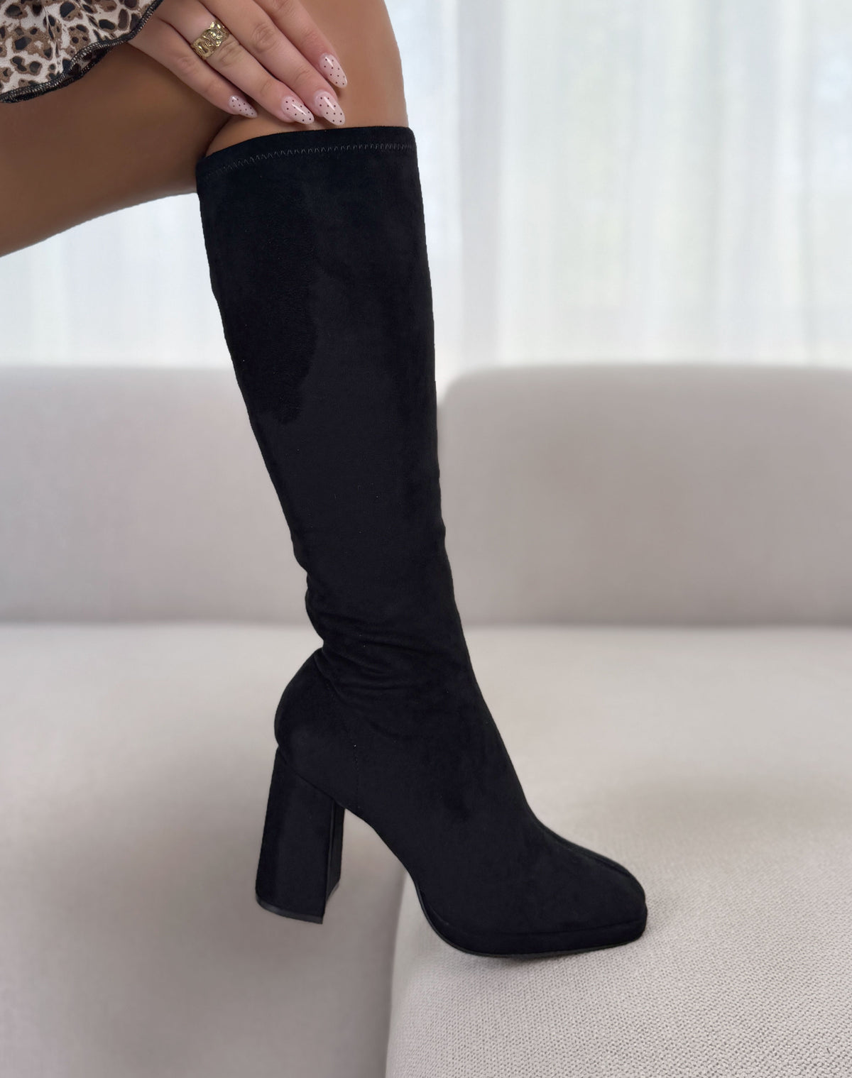 Bottes femme noires élégantes en suédine effet chaussette à talon haut épais