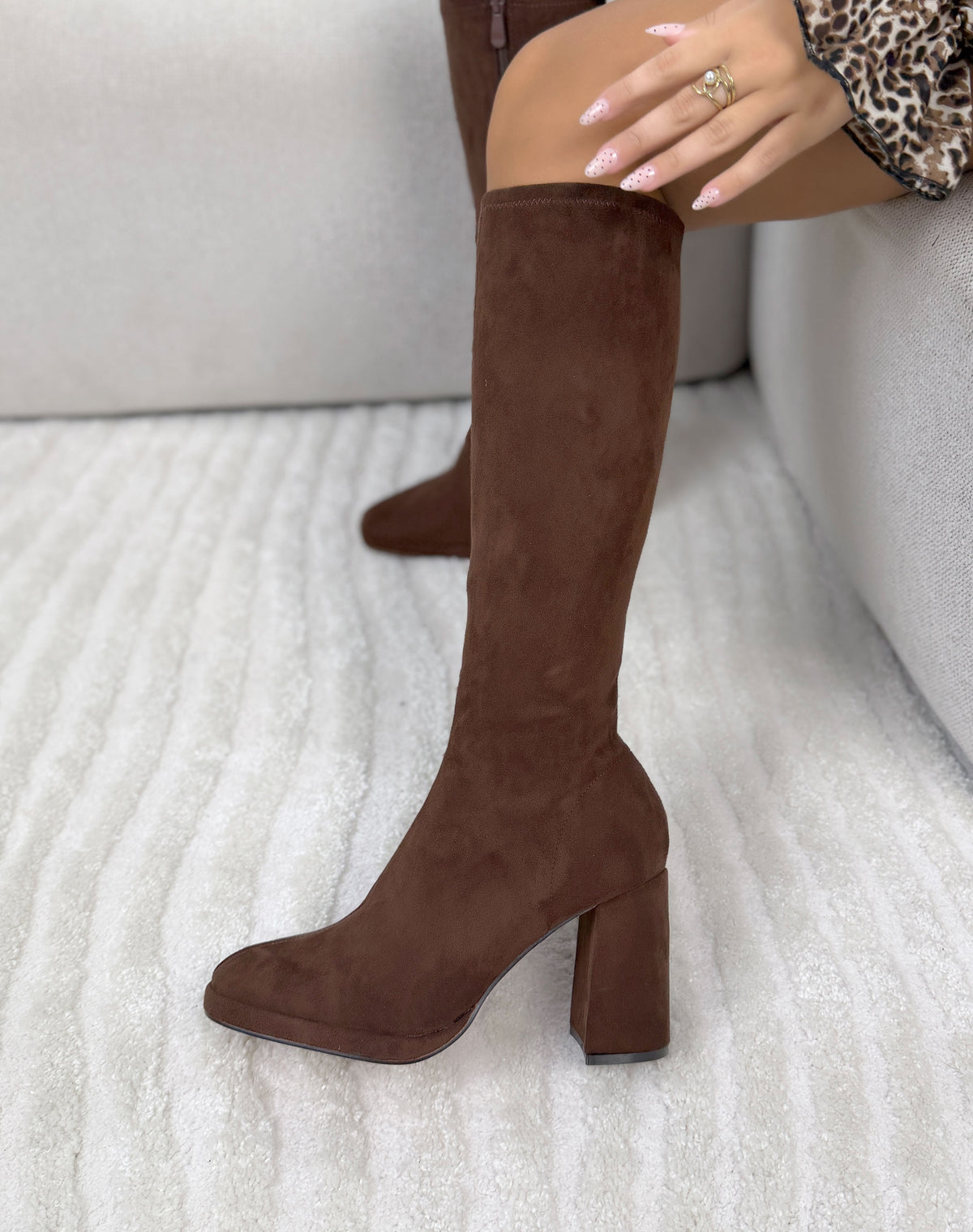 Bottes femme marron élégantes en suédine effet chaussette à talon haut épais