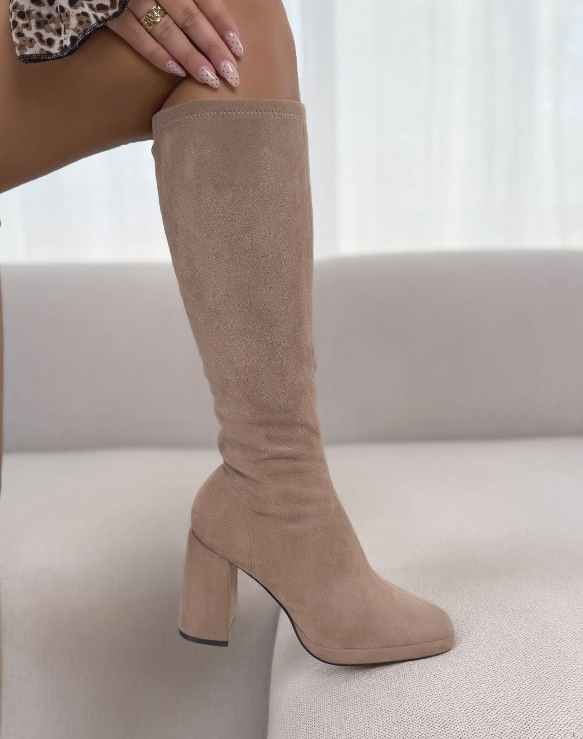 Bottes femme beige élégantes en suédine effet chaussette à talon haut épais