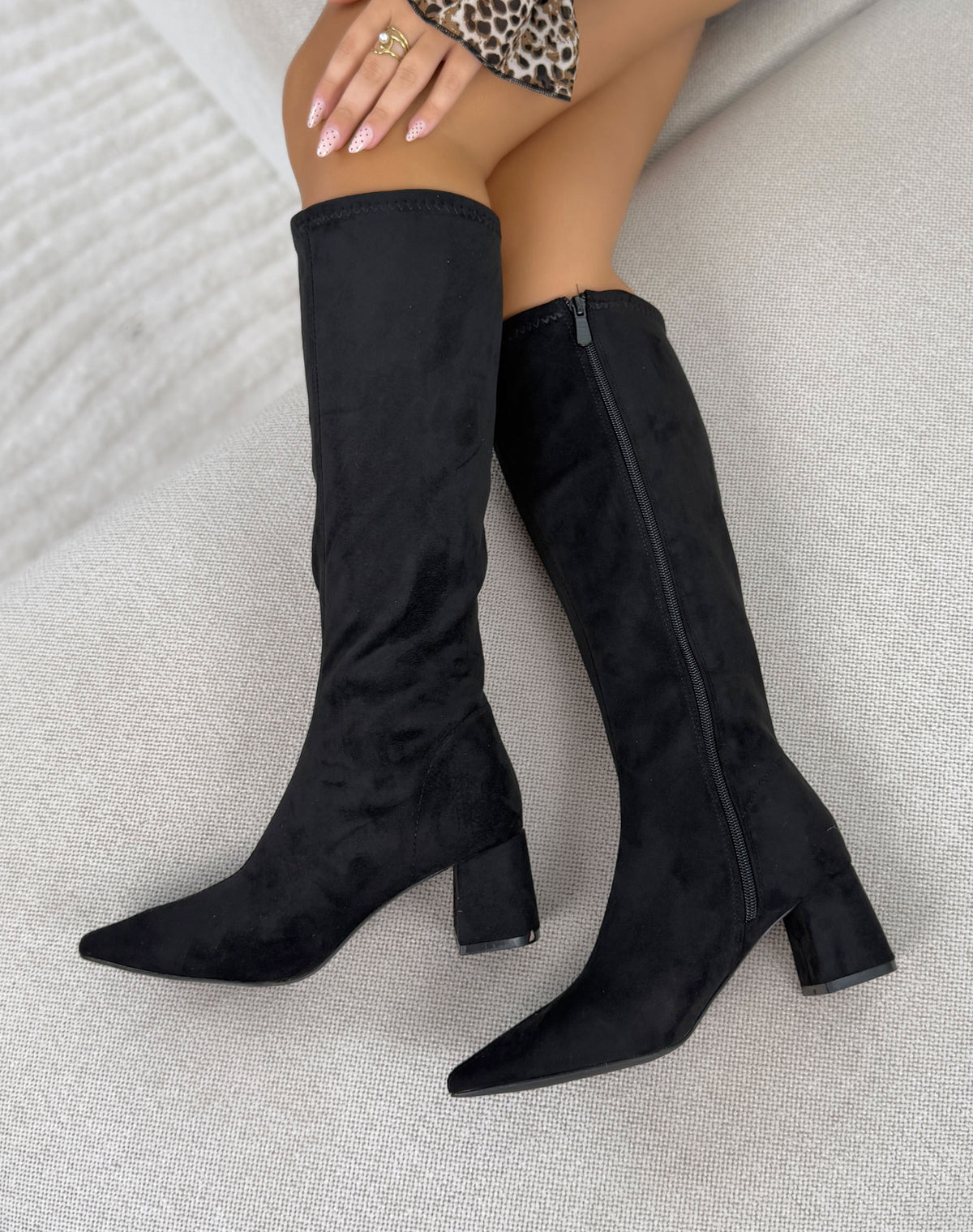 Bottes femme noires élégantes en suédine à bout pointu et petit talon épais