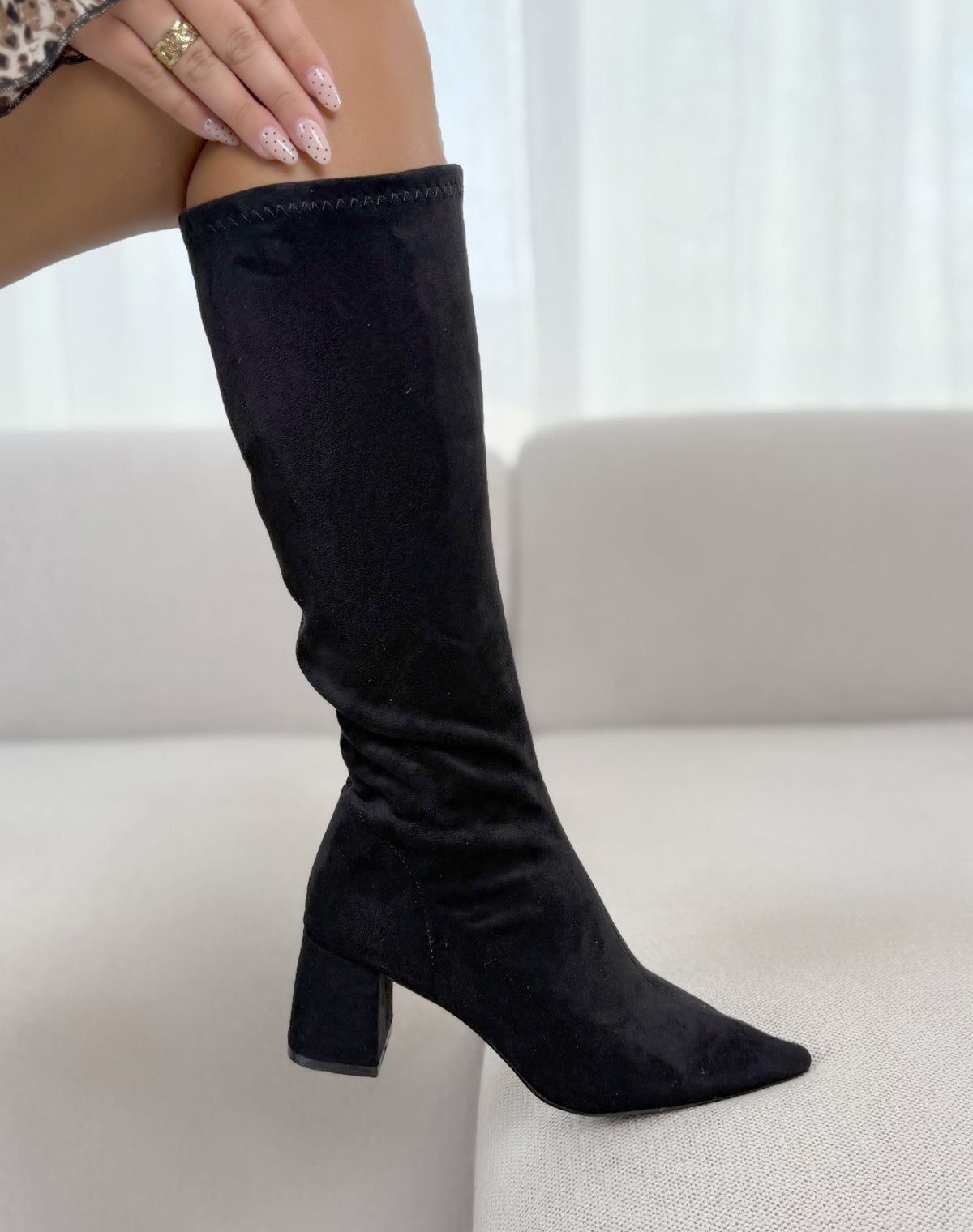 Bottes femme noires élégantes en suédine à bout pointu et petit talon épais