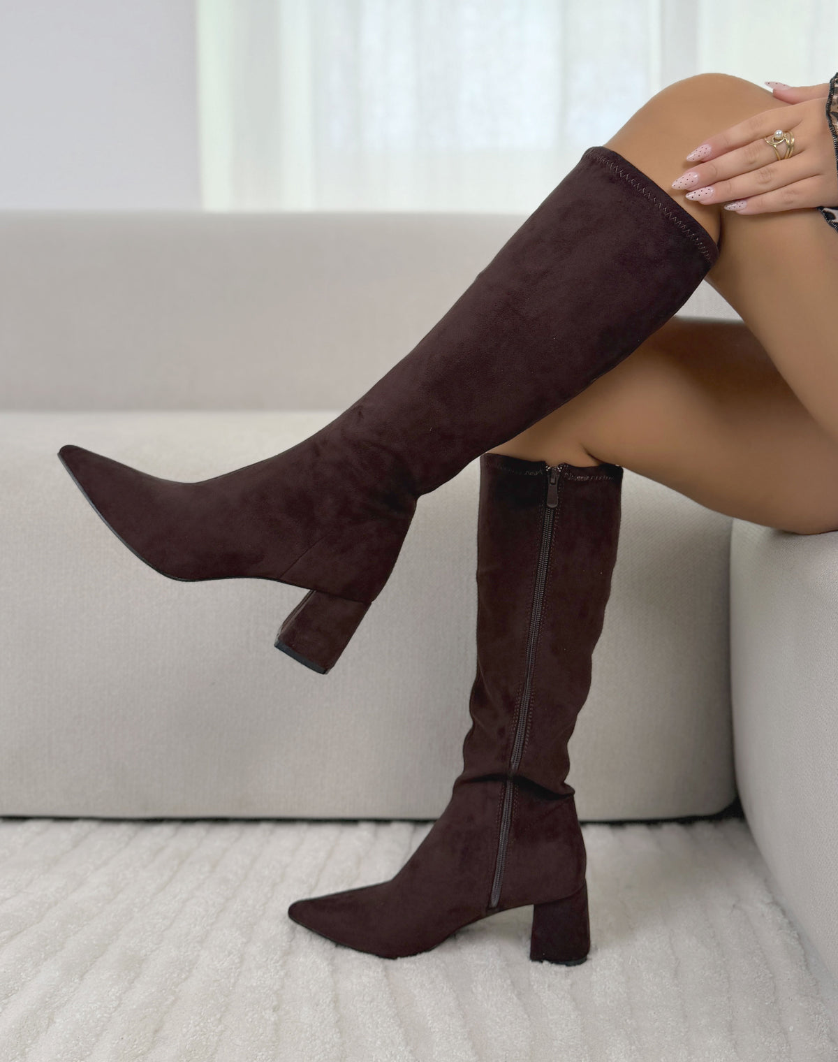 Bottes femme marron élégantes en suédine à bout pointu et petit talon épais