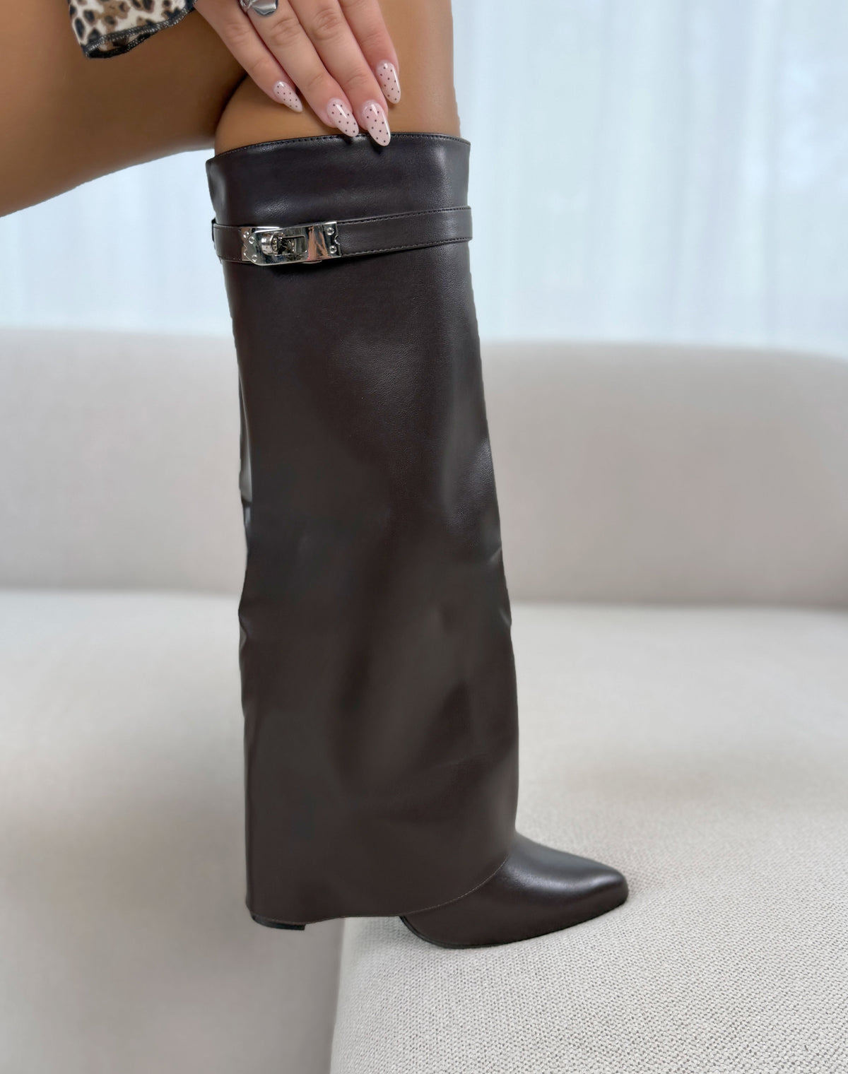 Bottes femme marron élégantes à revers avec boucle argentée et talon haut épais