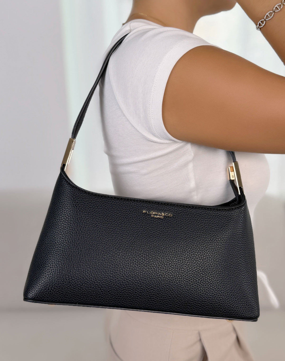 ac à main femme noir élégant forme trapèze effet grainé et détails dorés