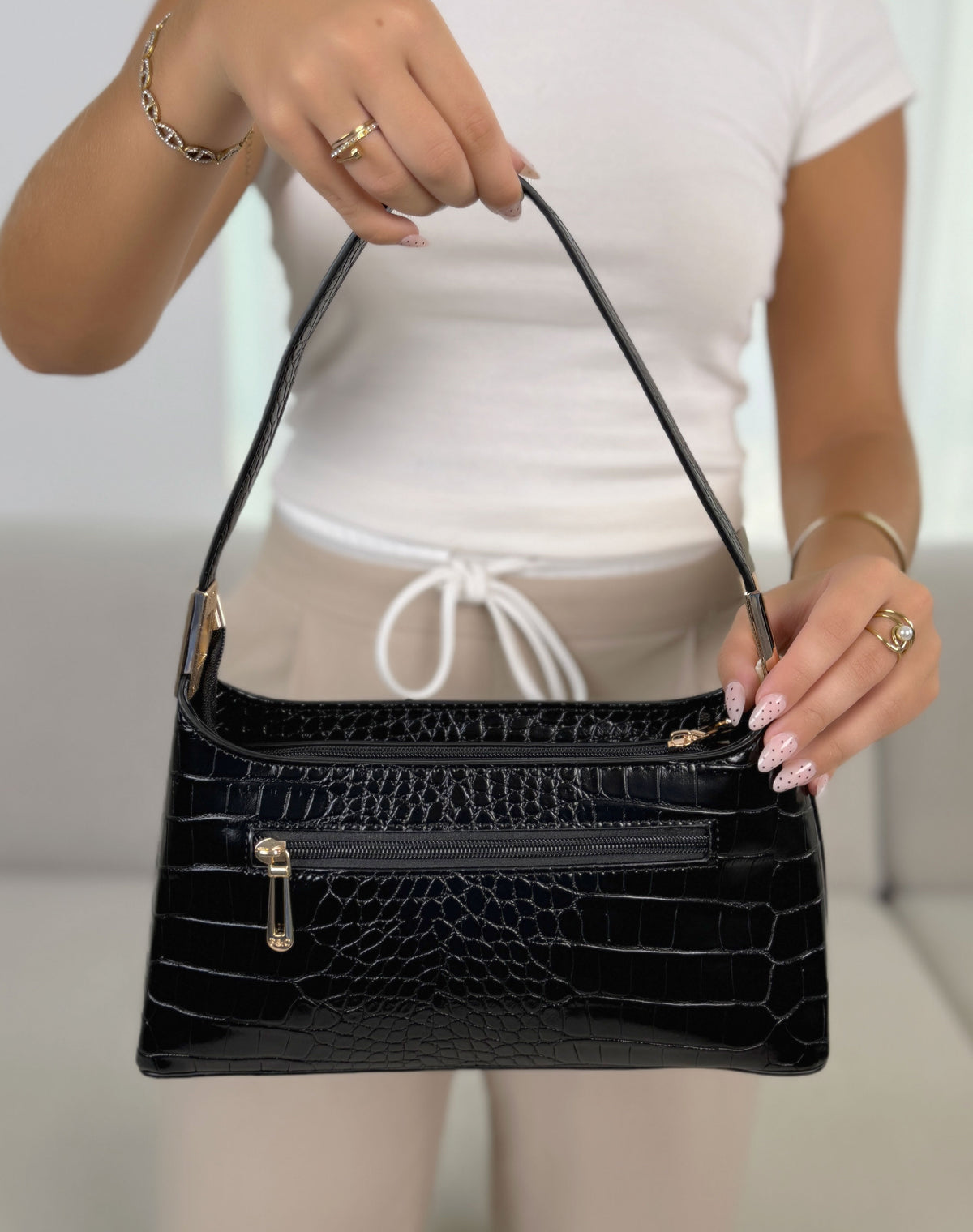 Sac à main femme noir élégant forme trapèze effet croco et détails dorés