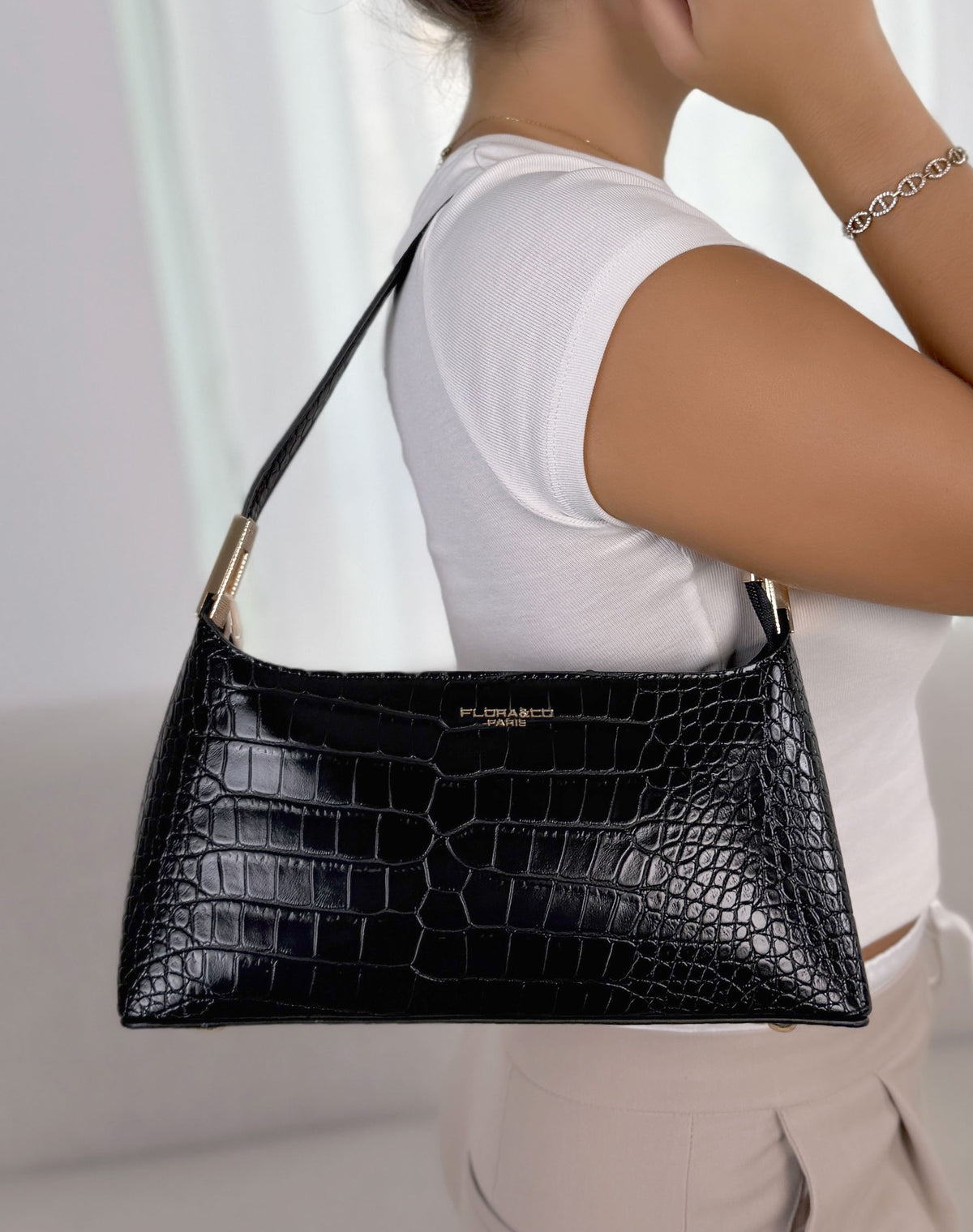 Sac à main femme noir élégant forme trapèze effet croco et détails dorés