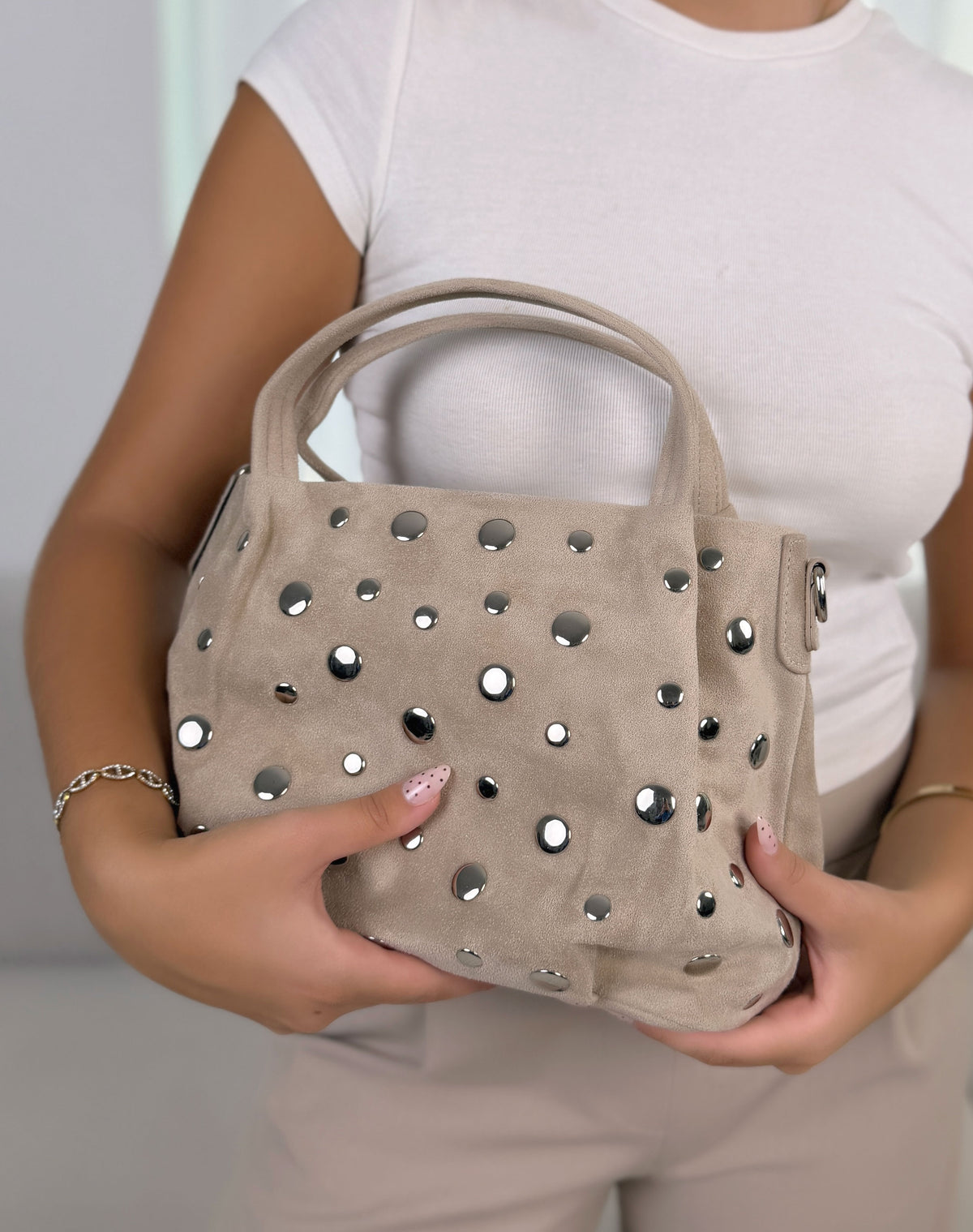 Sac à main femme beige tendance en suédine avec clous argentés