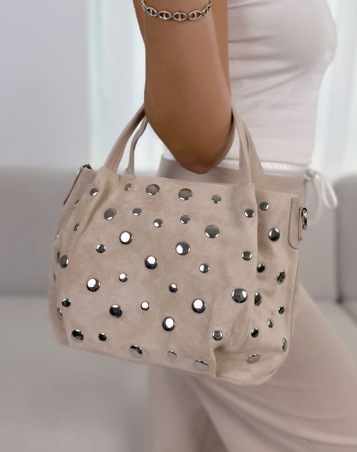 Sac à main femme beige tendance en suédine avec clous argentés