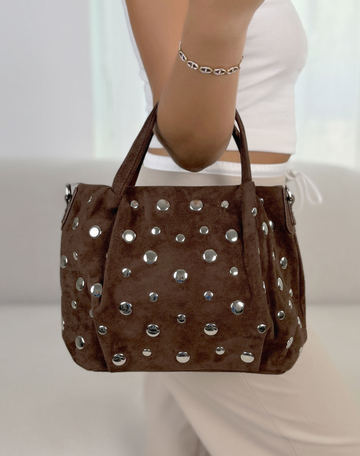 Sac à main femme marron tendance en suédine avec clous argentés