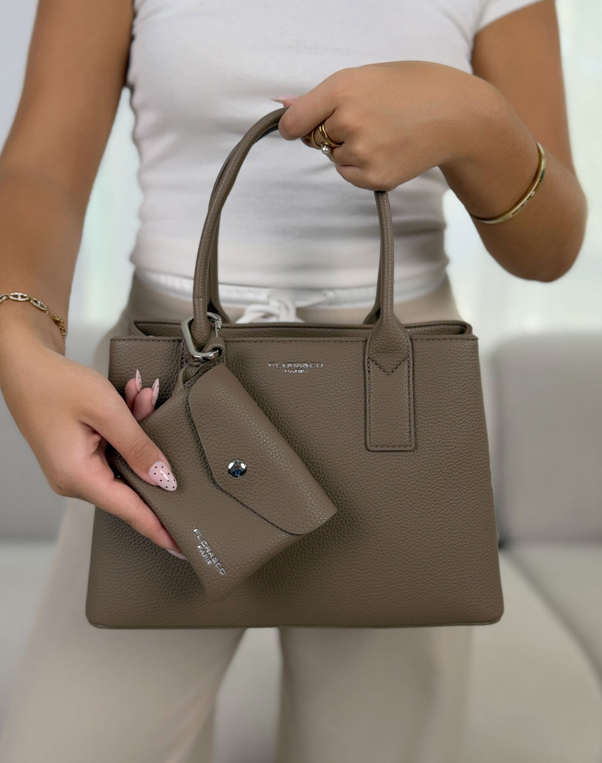 Sac à main femme taupe élégant effet cuir grainé avec porte-monnaie assorti