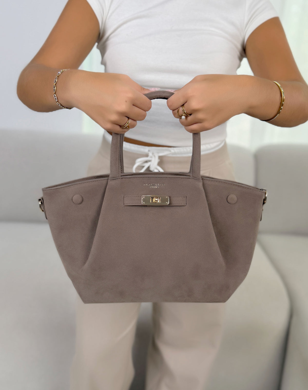 Sac à main femme taupe élégant en suédine forme trapèze à détail doré