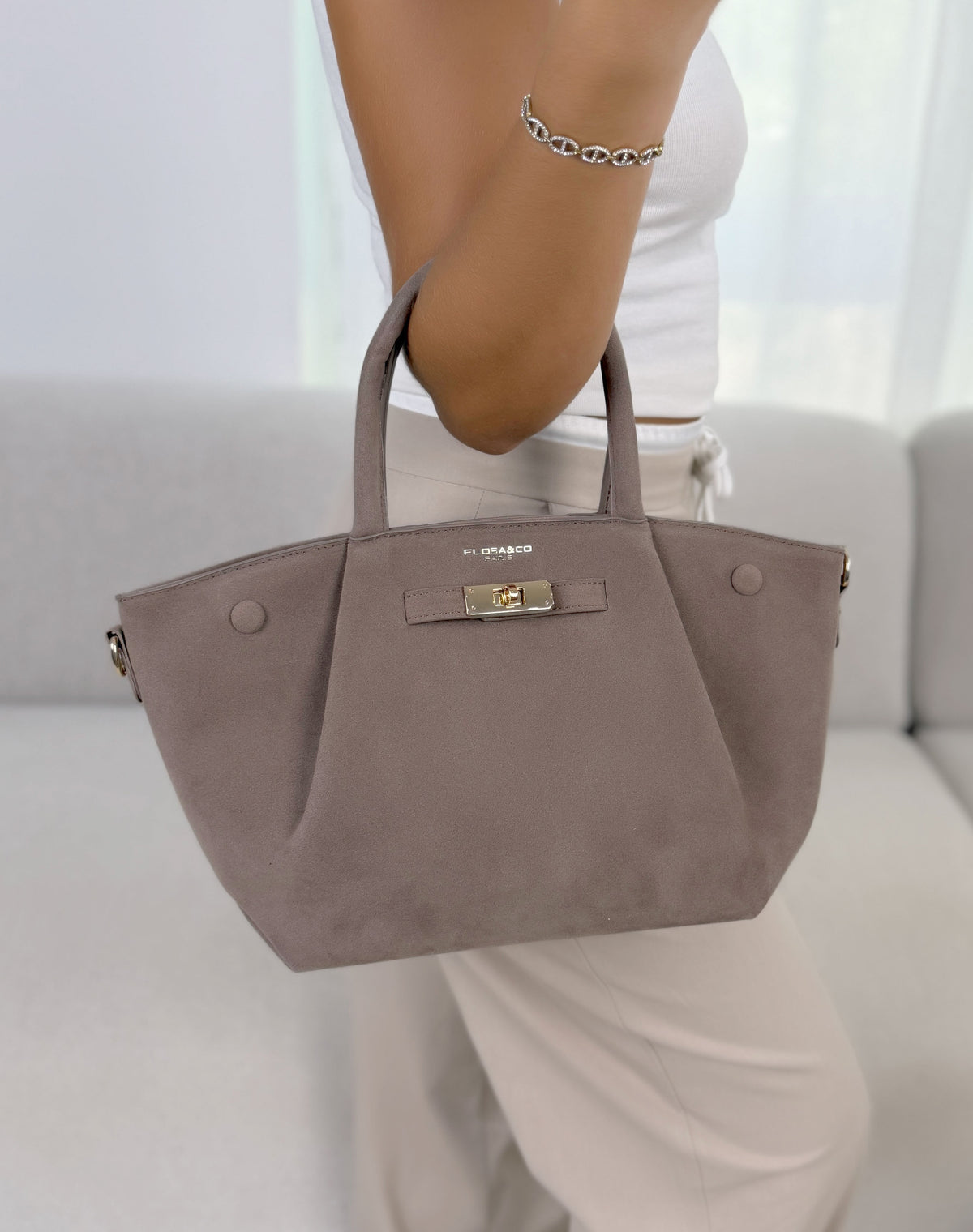 Sac à main femme taupe élégant en suédine forme trapèze à détail doré