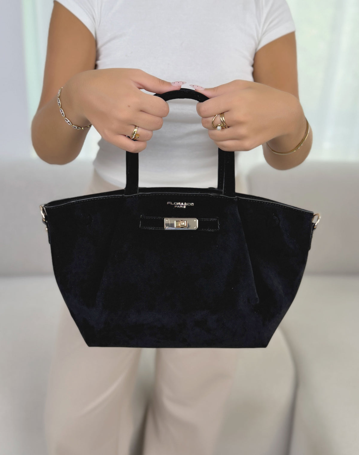 Sac à main femme noir élégant en suédine forme trapèze à détail doré