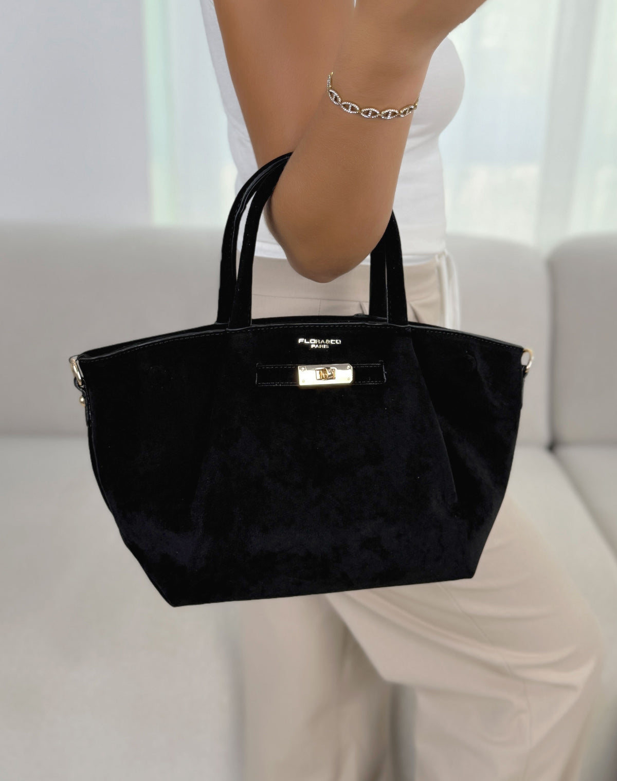Sac à main femme noir élégant en suédine forme trapèze à détail doré
