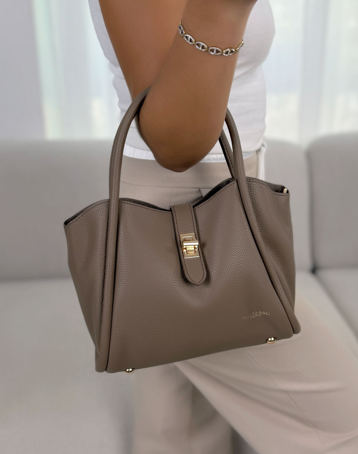 Sac à main femme taupe élégant effet cuir grainé à fermoir doré