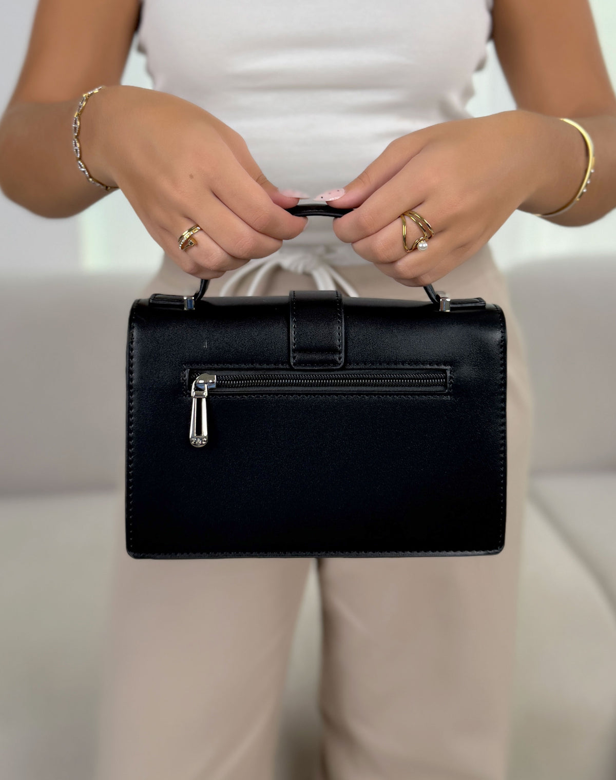 Petit sac à main femme noir élégant avec détails argentés et double bandoulière