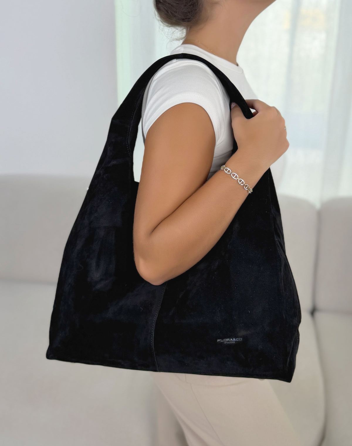 Grand sac cabas femme noir tendance en suédine avec bandoulière
