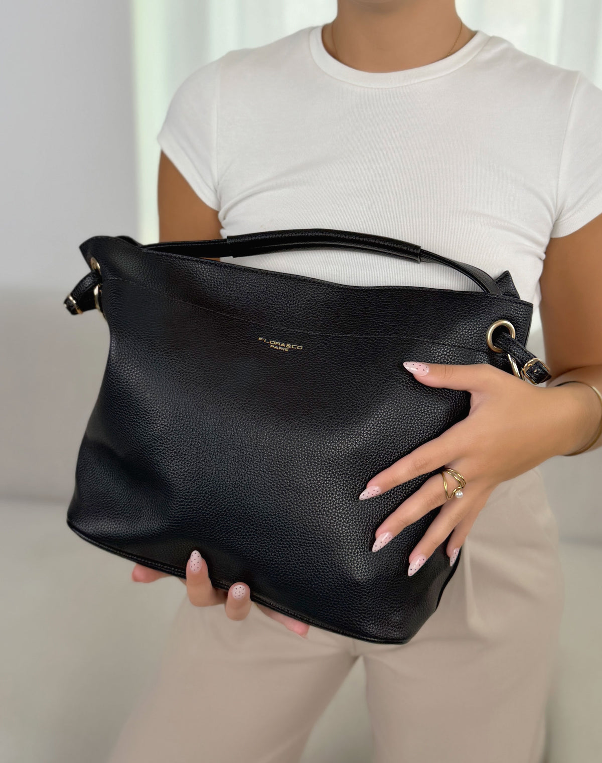Grand sac femme noir élégant effet grainé avec détails dorés et pochette