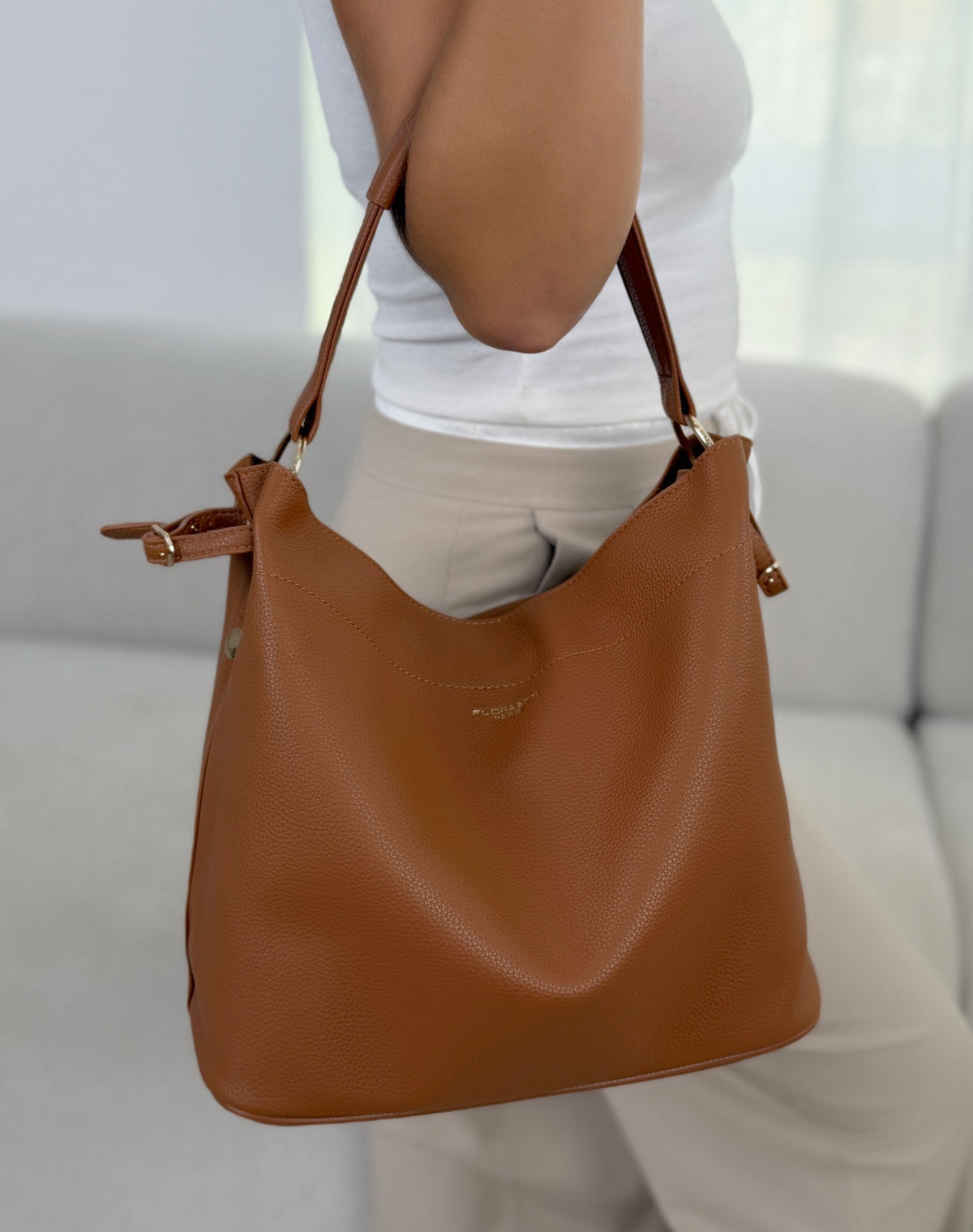 Grand sac femme camel élégant effet grainé avec détails dorés et pochette