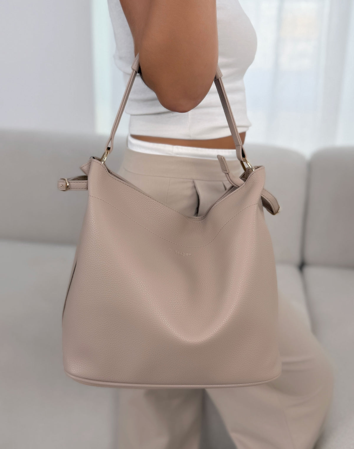 Grand sac femme beige élégant effet grainé avec détails dorés et pochette