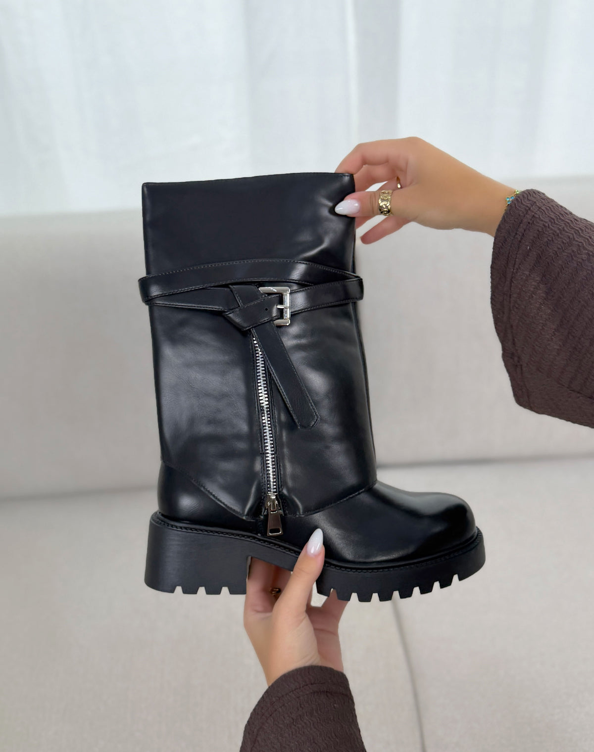 BottInes femme noires tendance à semelle crantée et boucle argentée