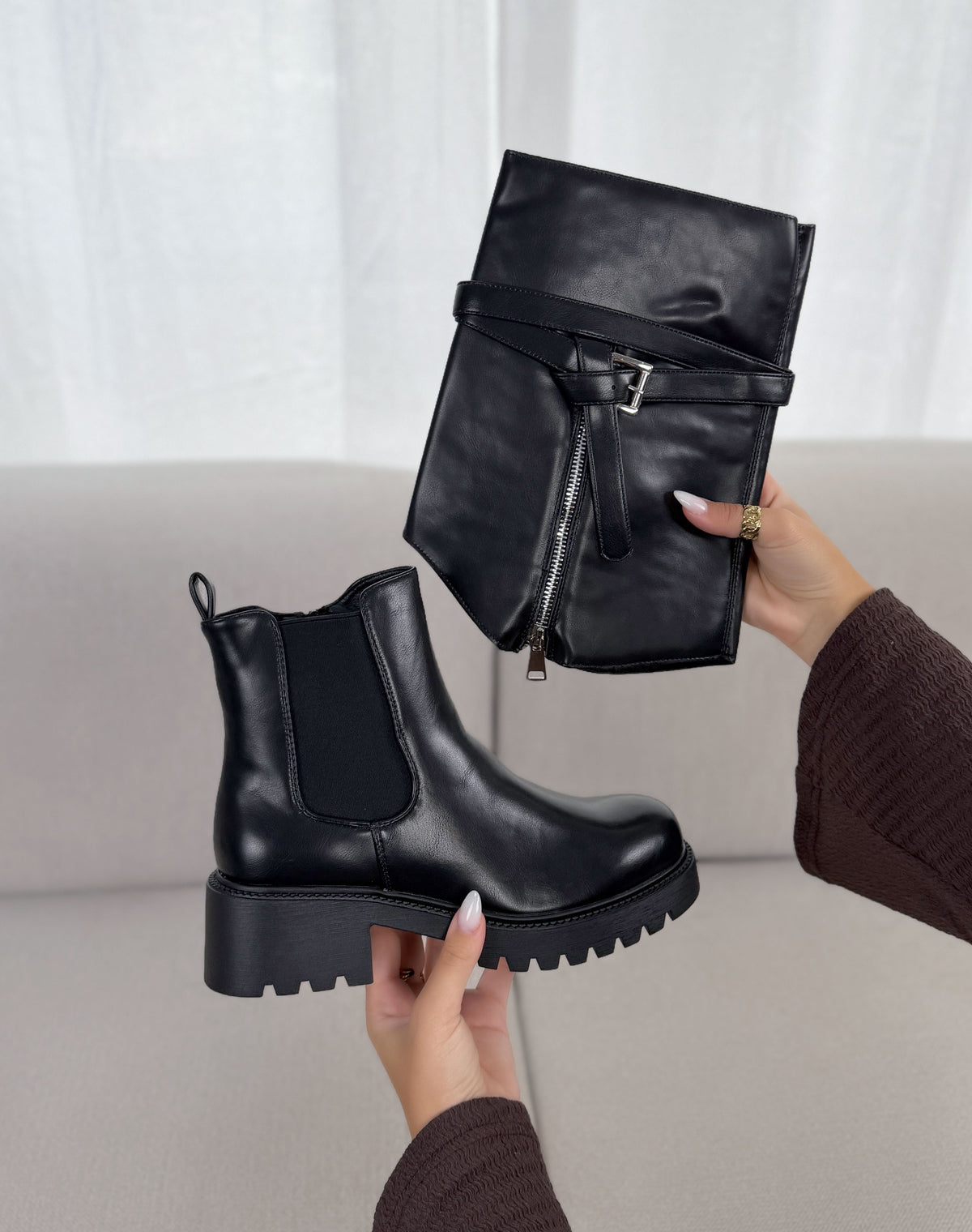 BottInes femme noires tendance à semelle crantée et boucle argentée