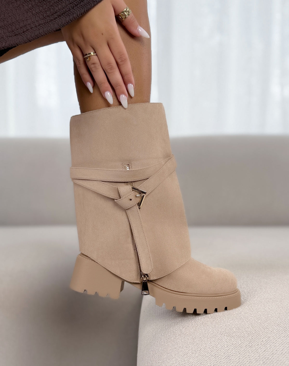 Bottines Chelsea beige fourrées Tige amovible avec lanières et boucle dorée