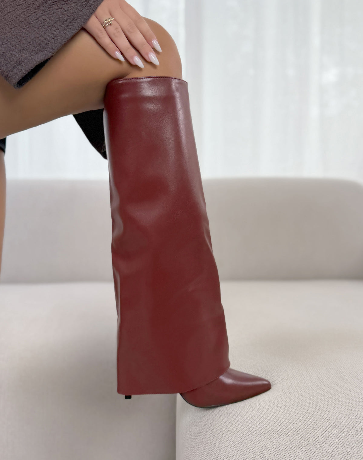Bottes rouge bordeaux à revers avec bout pointu et talons aiguilles raffinés