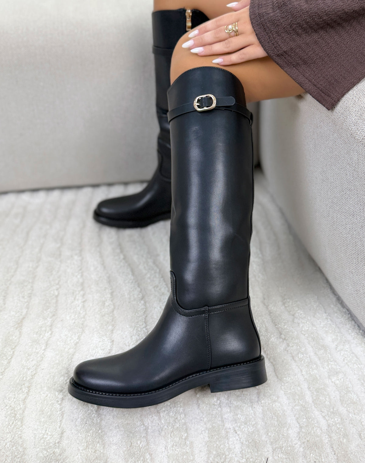 Bottes femme noires élégantes à boucle dorée et petit talon épais