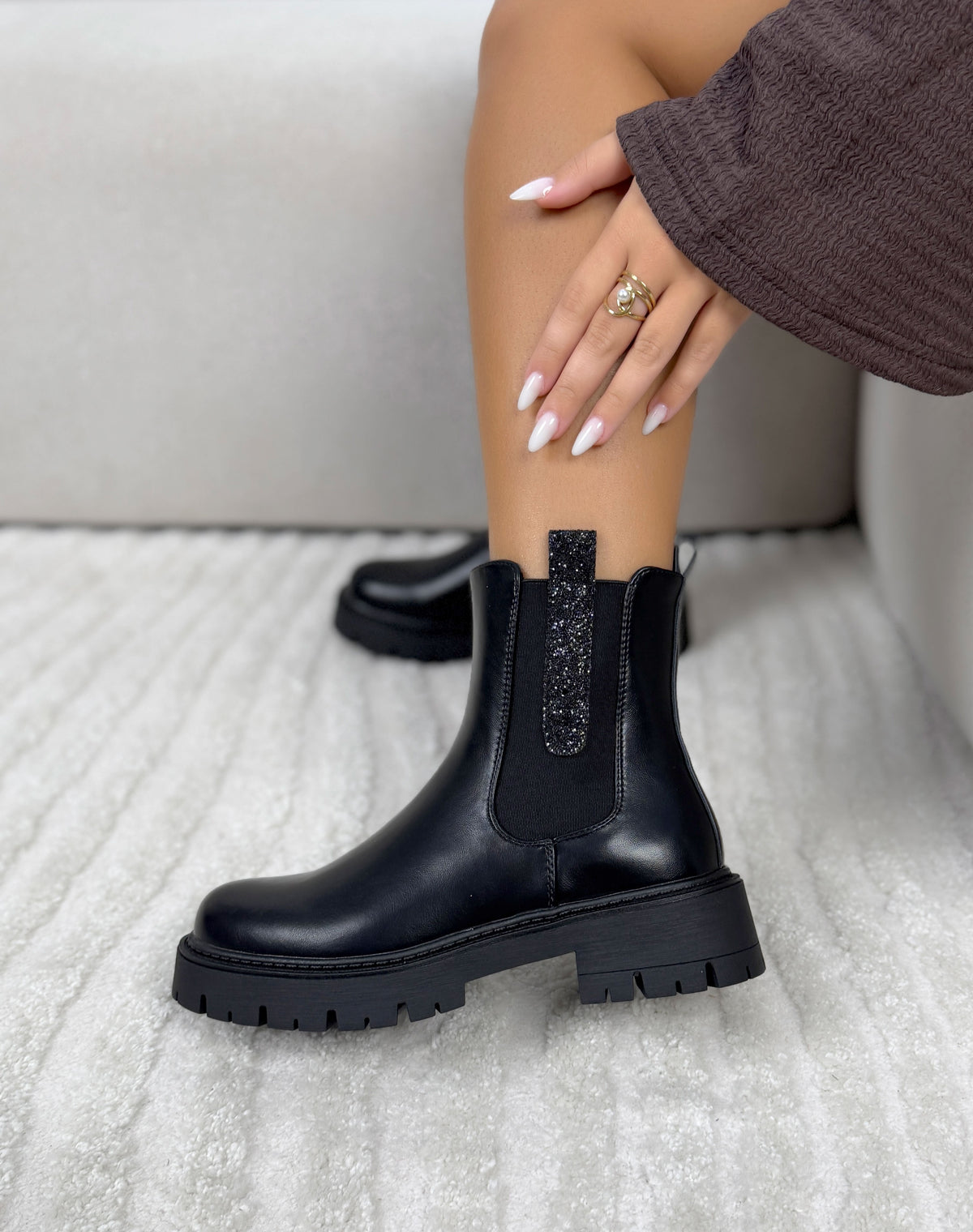 Bottines femme noires tendance à semelle crantée et tirettes pailletées