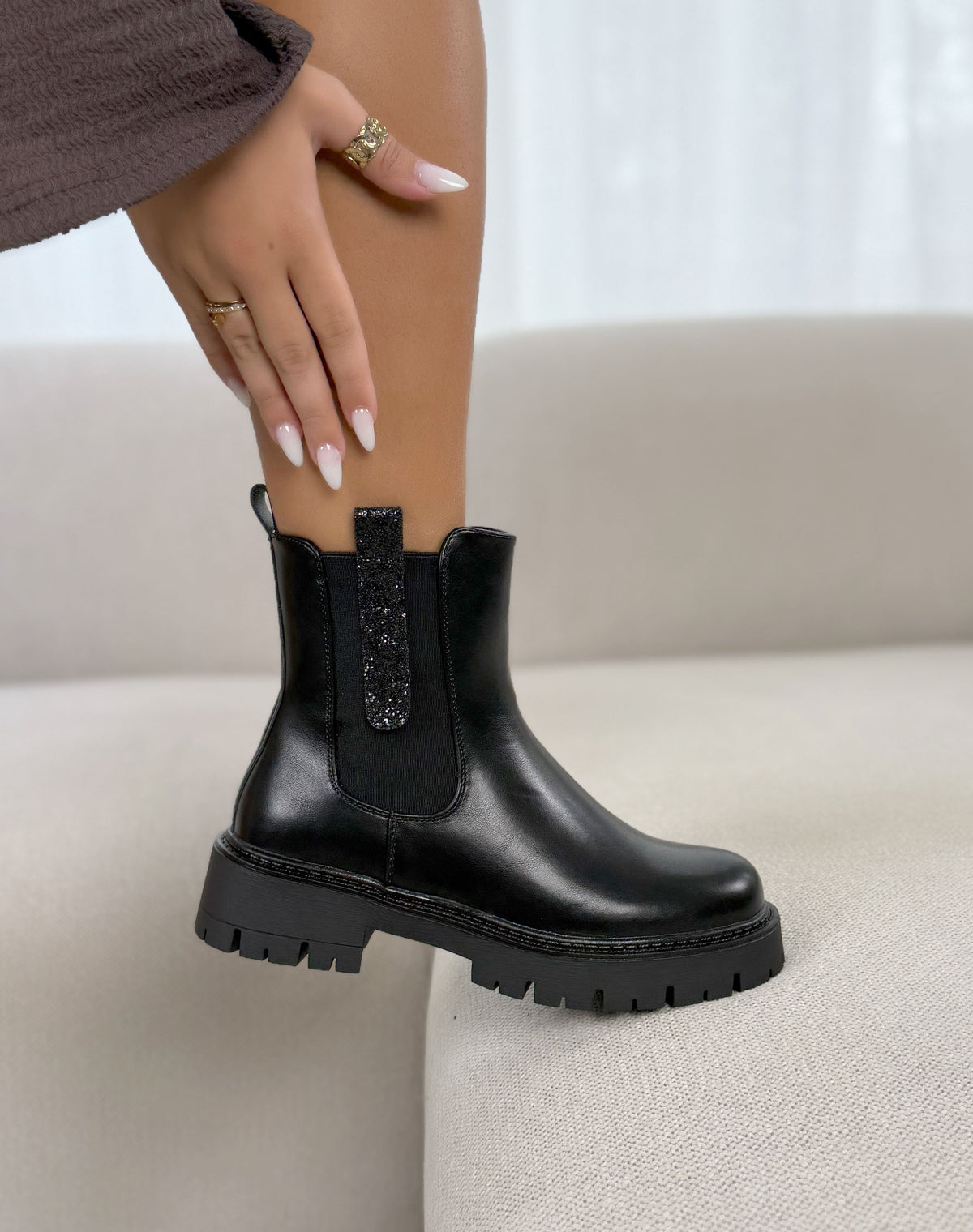 Bottines femme noires tendance à semelle crantée et tirettes pailletées