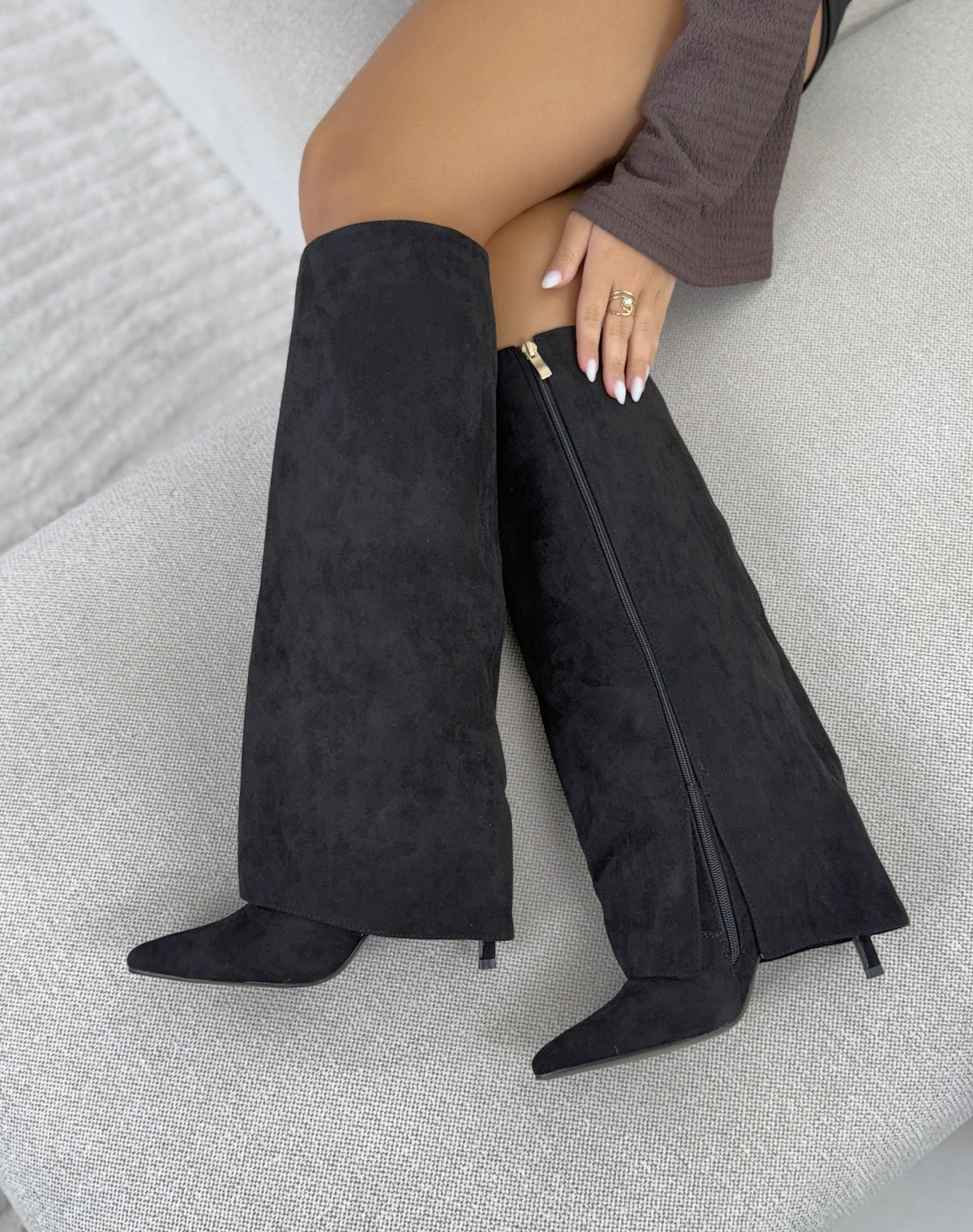 Bottes femme noires élégantes en suédine à tige large et bout pointu