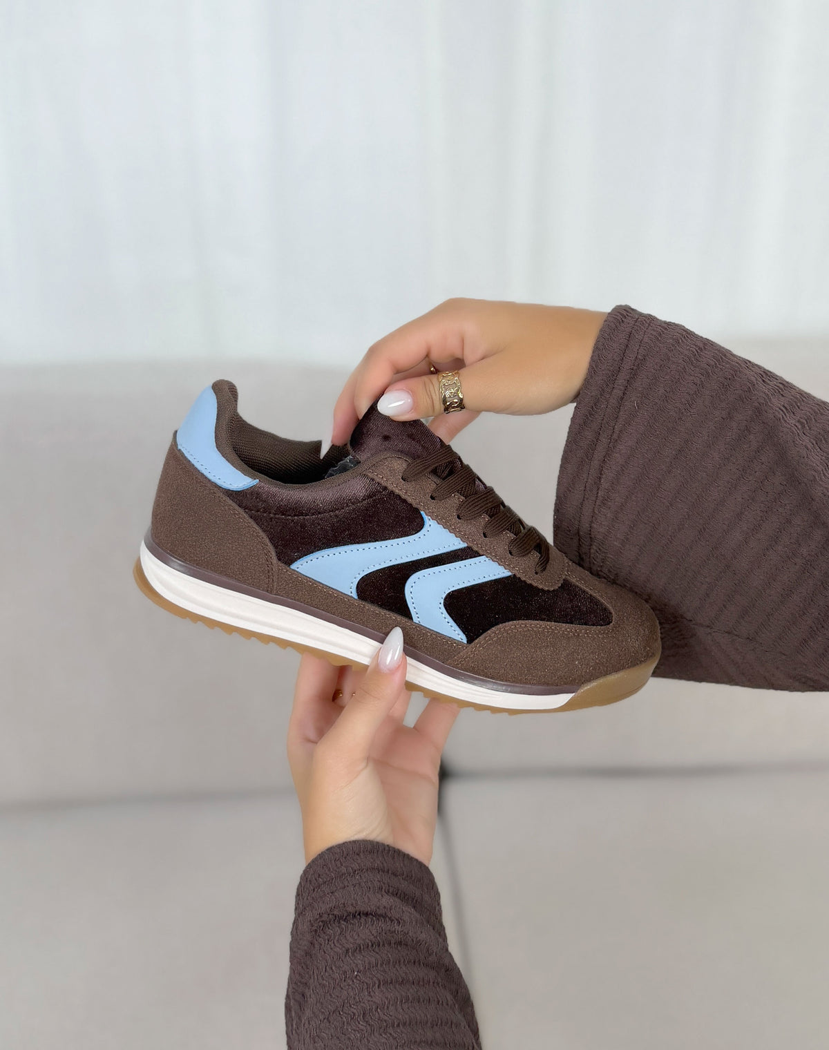 Basket femme marron tendance avec détails bleu ciel et semelle gomme